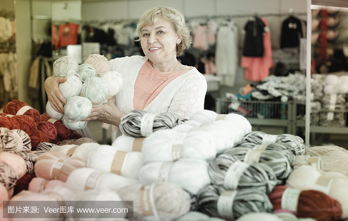 成熟的女性买家选择彩色纱线编织出售